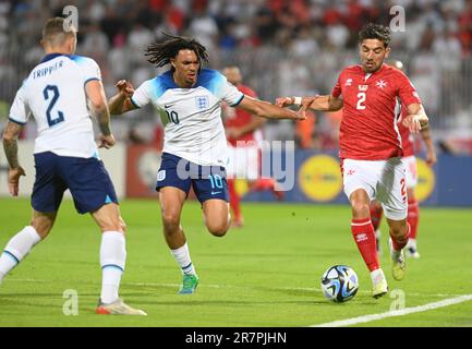 TA'qali, Malta. 16. Juni 2023. Maltas Cain Attard (R) tritt am 16. Juni 2023 im Nationalstadion in Ta'Qali, Malta, bei ihrem Qualifikationsspiel der UEFA-Europameisterschaft 2024 gegen Englands Trent Alexander-Arnold an. Kredit: Jonathan Borg/Xinhua/Alamy Live News Stockfoto