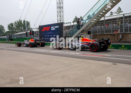 Max Verstappen (NED) Redbull Racing RB19 und Sergio Perez (MEX) Redbull Racing RB19 verlassen die Pitlane am Freitag um day2 Uhr der FORMEL 1 PIRELLI GRAND Stockfoto