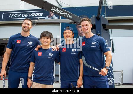 Yuki Tsunoda (JAP) Alpha Tauri AT04 und Nyck De Vries (NED) - mit Scuderia AlphaTauri Mechanicals bei der Arbeit an Tag 1 der FORMEL 1 PIRELLI GRAND P Stockfoto