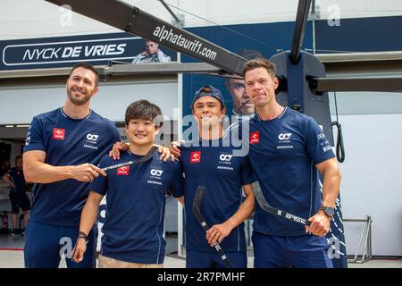 Yuki Tsunoda (JAP) Alpha Tauri AT04 und Nyck De Vries (NED) - mit Scuderia AlphaTauri Mechanicals bei der Arbeit. An Tag 1 der FORMEL 1 PIRELLI GRAND PRIX DU CANADA 2023 - vom 15. Bis 18. Juni 2023 in Montreal, Quebec, Kanada Stockfoto