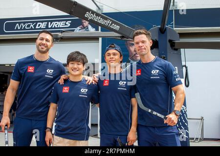 Yuki Tsunoda (JAP) Alpha Tauri AT04 und Nyck De Vries (NED) - mit Scuderia AlphaTauri Mechanicals bei der Arbeit. An Tag 1 der FORMEL 1 PIRELLI GRAND PRIX DU CANADA 2023 - vom 15. Bis 18. Juni 2023 in Montreal, Quebec, Kanada Stockfoto