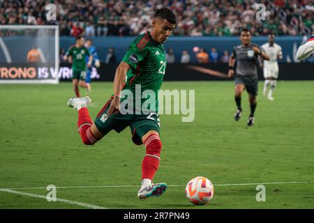 Der mexikanische Mittelfeldspieler Uriel Antuna (21) schießt bei einem Halbfinalspiel der CONCACAF Nations League gegen die USA am Donnerstag, den 15. Juni 2023, in Allegi Stockfoto