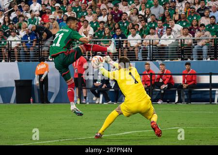 USA Torhüter Matt Turner (1) sammelt einen Pass für den mexikanischen Mittelfeldspieler Uriel Antuna (21) während eines Halbfinalspiels der CONCACAF Nations League am Donnerstag Stockfoto