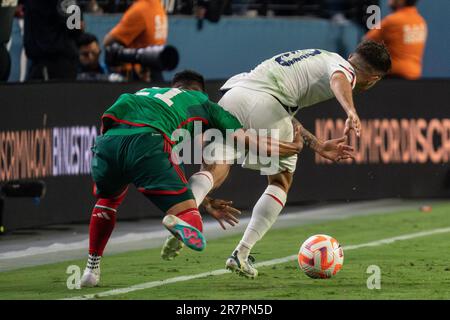 Der mexikanische Mittelfeldspieler Uriel Antuna (21) erhält eine gelbe Karte, nachdem er während eines Halbfings der CONCACAF Nations League gegen US Forward Christian Pulisic (10) angetreten hat Stockfoto