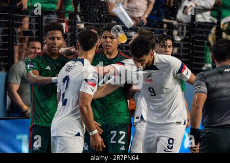 US-Verteidiger Sergiño Dest (2) wird während einer CONCACAF Nations League se mit dem mexikanischen Verteidiger Victor Guzmán (22) und dem Forward Jonathon Herrera (9) konfrontiert Stockfoto