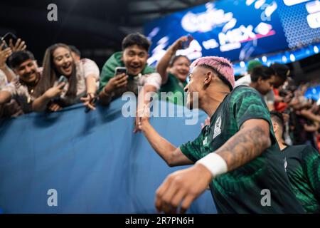 Der mexikanische Verteidiger Julián Araujo (2) begrüßt die Fans, bevor er am Donnerstag, den Juni, das Halbfinalspiel der CONCACAF Nations League gegen die USA spielt Stockfoto