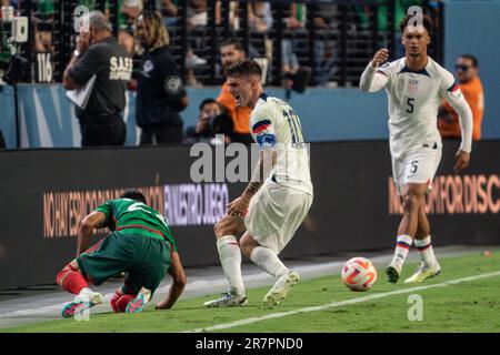 USA Forward Christian Pulisic (10) reagiert, nachdem er von dem mexikanischen Mittelfeldspieler Uriel Antuna (21) während eines Halbfinalmatts der CONCACAF Nations League angegriffen wurde Stockfoto