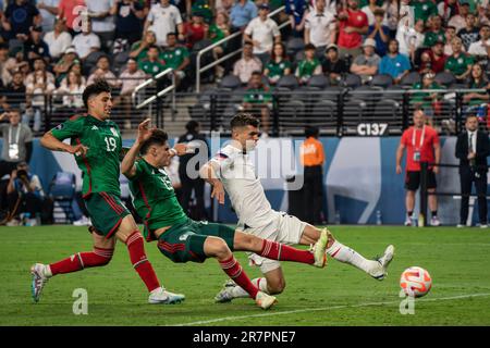 USA Forward Christian Pulisic (10) erzielt sein zweites Tor gegen den mexikanischen Verteidiger Israel Reyes (15) und Verteidiger Jorge Sánchez (19) während einer CONCACAF Stockfoto