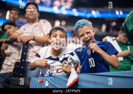 Fans des US-Teams während eines Halbfinalspiels der CONCACACAF Nations League zwischen den USA und Mexiko am Donnerstag, den 15. Juni 2023, im Allegiant Stadium, In Las Vegas, N Stockfoto