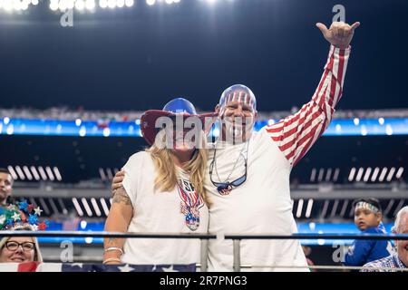 Fans des US-Teams während eines Halbfinalspiels der CONCACACAF Nations League zwischen den USA und Mexiko am Donnerstag, den 15. Juni 2023, im Allegiant Stadium, In Las Vegas, N Stockfoto