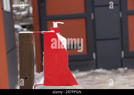 Handdesinfektionsmittel auf Ständen in Parks im Winter in der Ukraine während einer Pandemie Stockfoto