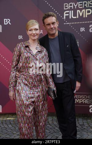 Sebastian Bezzel und seine Frau Johanna Christine Gehlennehmen am 16. Juni 2023 in München am Bayerischen Filmpreis 2023 (Bayerischer Filmpreis) in Prinzregententheater Teil. Stockfoto