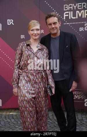 Sebastian Bezzel und seine Frau Johanna Christine Gehlennehmen am 16. Juni 2023 in München am Bayerischen Filmpreis 2023 (Bayerischer Filmpreis) in Prinzregententheater Teil. Stockfoto