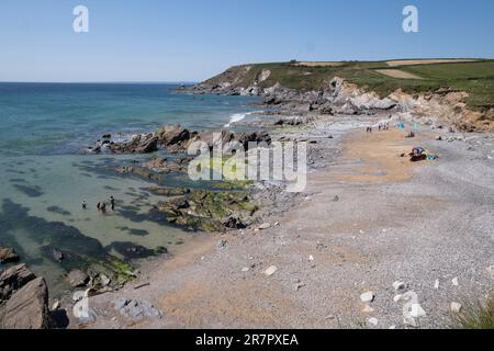 Urlauber am Strand bei Gunwalloe und Dollar Coves an der Südküste von Cornwall, England. Stockfoto