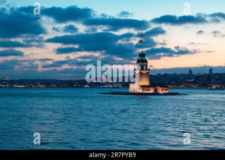 Blick auf Istanbul. Kiz Kulesi alias Maiden's Tower bei Sonnenuntergang. Hintergrundfoto für Reisen nach Istanbul. Stockfoto