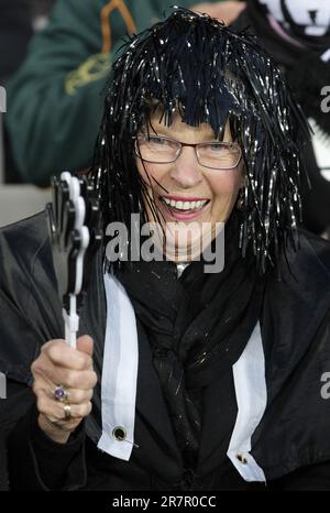 Ein Unterstützer erwartet den Start des Finales der Rugby-Weltmeisterschaft Neuseeland gegen Frankreich im Eden Park, Auckland, Neuseeland, Sonntag, 23. Oktober, 2011. Stockfoto