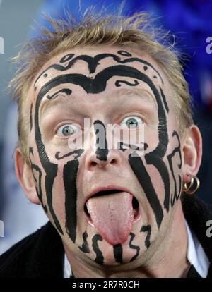 Ein Unterstützer erwartet den Start des Finales der Rugby-Weltmeisterschaft Neuseeland gegen Frankreich im Eden Park, Auckland, Neuseeland, Sonntag, 23. Oktober, 2011. Stockfoto