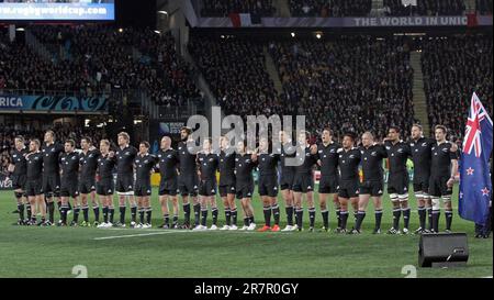 Neuseeländische Aufstellung für die Nationalhymne, bevor sie Frankreich im Finale der Rugby-Weltmeisterschaft im Eden Park, Auckland, Neuseeland, am Sonntag, den 23. Oktober spielten, 2011. Stockfoto