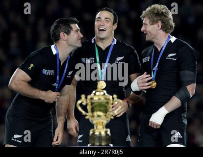 (L-R) Neuseelands Stephen Donald, Richard Kahui und Adam Thomson feiern im Finale der Rugby-Weltmeisterschaft im Eden Park, Auckland, Neuseeland, Sonntag, den 23. Oktober, die Niederlage Frankreichs. 2011. Stockfoto