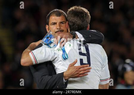 Frankreichs Cheftrainer Marc Lievremont begrüßt Dimitri Yachvili, nachdem er am Sonntag, den 23. Oktober, im Eden Park, Auckland, Neuseeland, im Finale der Rugby-Weltmeisterschaft gegen Neuseeland verloren hatte. 2011. Stockfoto