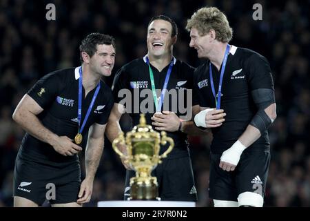 (L-R) Neuseelands Stephen Donald, Richard Kahui und Adam Thompson feiern nach der Niederlage Frankreichs im Finale der Rugby-Weltmeisterschaft im Eden Park, Auckland, Neuseeland, Sonntag, 23. Oktober, 2011. Stockfoto