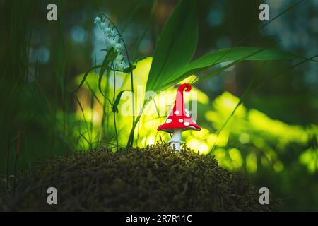 Fabelhafte Weichmacherfliege im Wald. Grün verschwommener natürlicher Hintergrund. Stockfoto