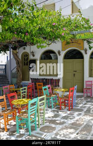 IOS, Griechenland - 21. Mai 2021 : Blick auf eine malerische kykladische und traditionelle Bar in iOS Greece Stockfoto