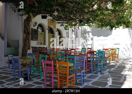 IOS, Griechenland - 21. Mai 2021 : Blick auf eine malerische kykladische und traditionelle Bar in iOS Greece Stockfoto