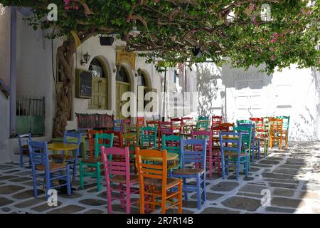 IOS, Griechenland - 21. Mai 2021 : Blick auf eine malerische kykladische und traditionelle Bar in iOS Greece Stockfoto