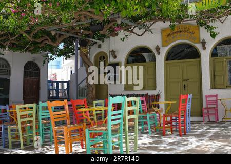 IOS, Griechenland - 21. Mai 2021 : Blick auf eine malerische kykladische und traditionelle Bar in iOS Greece Stockfoto