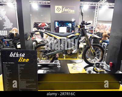 Szenen auf der Carole Nash MCN London Motorcycle Show Excel London, Sur-ron Stand mit dem elektrischen Testmotorrad Surron Ultra Bee mit einer Höchstgeschwindigkeit VON 90km km/h. Stockfoto