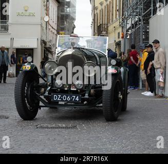 PESARO , ITALIEN - 14. JUNI - 2023 : BENTLEY 3 Liter 1923 auf einem alten Rennwagen in der Rallye Mille Miglia 2020 das berühmte historische rennen italiens (1927-1957) Stockfoto