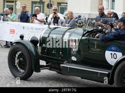 PESARO , ITALIEN - 14. JUNI - 2023 : BENTLEY 3 Liter 1923 auf einem alten Rennwagen in der Rallye Mille Miglia 2020 das berühmte historische rennen italiens (1927-1957) Stockfoto