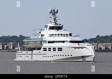 Superyacht Norn (Dänisch für ‚Fate‘) alias Project 1601, Crating Past Gravesend. Die fabelhafte $250 Millionen 90m Motoryacht gehört Charles Simonyi a H. Stockfoto