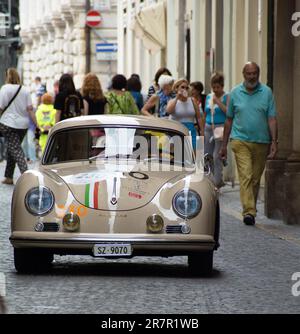 PESARO , ITALIEN - 14. JUNI - 2023 : PORSCHE 356 S 1500 GS CARRERA 1956 auf einem alten Rennwagen in der Rallye Mille Miglia 2020, dem berühmten historischen rennen italiens Stockfoto