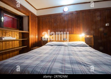 Hotelzimmer im Hotel La Piccola Baita im Skigebiet Terminillo, Unterkunft in den Apennines, Latium, Italien, Europa Stockfoto