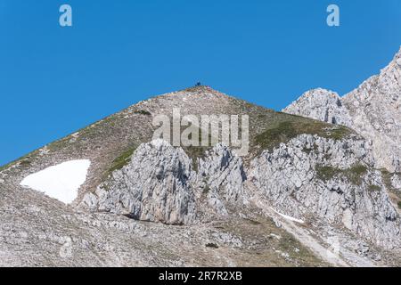 Monte Terminillo, Berglandschaft in der Apennine Range im Mai, Mittelitalien, Europa, mit Bergsteigern auf dem Gipfel Stockfoto