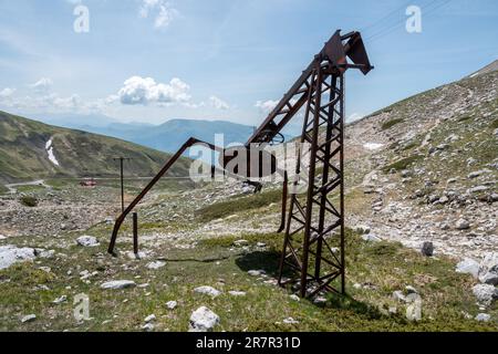 Ein alter, stillgelegter und rostiger Skilift am Monte Terminillo in den Apenninen, Latium, Italien, Europa. Thema, globale Erwärmung, Klimawandel Stockfoto