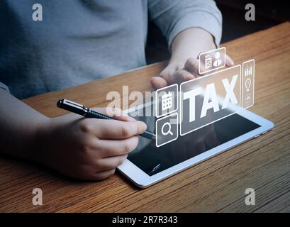 Frau verwendet ein digitales Tablet, um Steuerermäßigungen zu berechnen. Planungskonzept für Steuerabzüge. Einkommens- und Grundsteuer. Hypothekenzinsen. Stockfoto