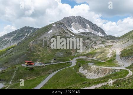 Berglandschaft im Apennine Range in der Nähe von Monte Terminillo im Mai, Mittelitalien, Europa, mit dem Angelo Sebastiani Zufluchtsort Stockfoto