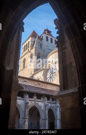 Der Kirchturm der Cahors's Cathedral vom Kloster aus gesehen. Aufgenommen in Südwestfrankreich an einem sonnigen Herbsttag ohne Menschen Stockfoto