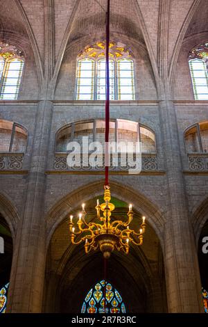 Ein axiales Foto von einem der Kronleuchter in der Auch St. Mary Cathedral ohne Leute Stockfoto