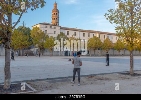 Cahors, Frankreich - 29. Oktober 2022: Eine Gruppe von Migranten aus Zentralasien spielt am Ende des Tages ein Baseballspiel auf dem Hauptplatz von Cahors Stockfoto