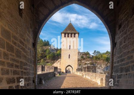 Cahors, Frankreich - 30. Oktober 2022: Blick auf die Valentré-Brücke von der Brücke selbst, aufgenommen an einem sonnigen Herbstmorgen mit zwei kaum erkennbaren Personen Stockfoto