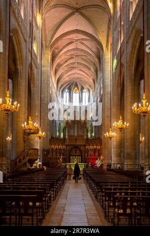 Auch, Frankreich - 5. November 2022: Das Schiff der Auch-Kathedrale in Frankreich mit einigen nicht wiedererkennbaren Menschen, die am Hauptgang sitzen und laufen Stockfoto