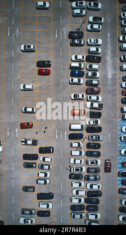 Parkplatz. Geparkte Fahrzeuge. Luftaufnahme von Autos, die auf Asphaltparkplätzen im Freien geparkt sind Stockfoto
