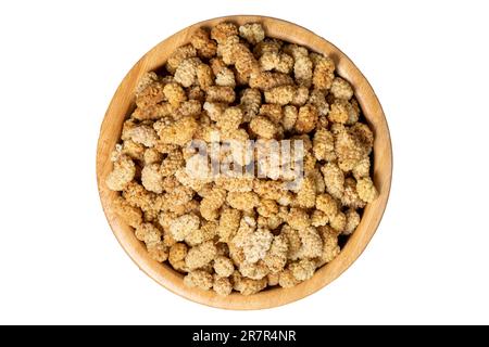 Getrocknete Maulbeere, isoliert auf weißem Hintergrund. Sonnengetrocknete organische, weiße, getrocknete Maulbeere in einer Holzschüssel. Superfood, vegetarisches Speisenkonzept. Gesunde Snacks Stockfoto