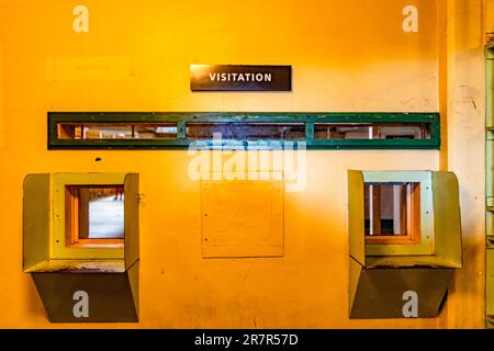 Besucherkabinen des amerikanischen Bundesgefängnisses für maximale Sicherheit auf der Alcatraz Island in der Mitte der San Francisco Bay. Stockfoto