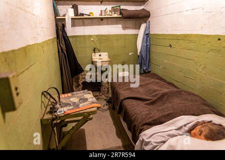 San Francisco, USA, 16. Juni 2023: Zelle eines der Anglin-Brüder, der aus dem Hochsicherheitsgefängnis von Alcatraz floh. Stockfoto