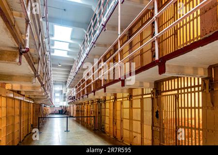 Korridor eines Moduls und Blocks des Bundesgefängnisses auf Alcatraz Island in San Francisco Bay, im Bundesstaat Kalifornien, USA. Amerikanisches Gefängniskonzept. Stockfoto